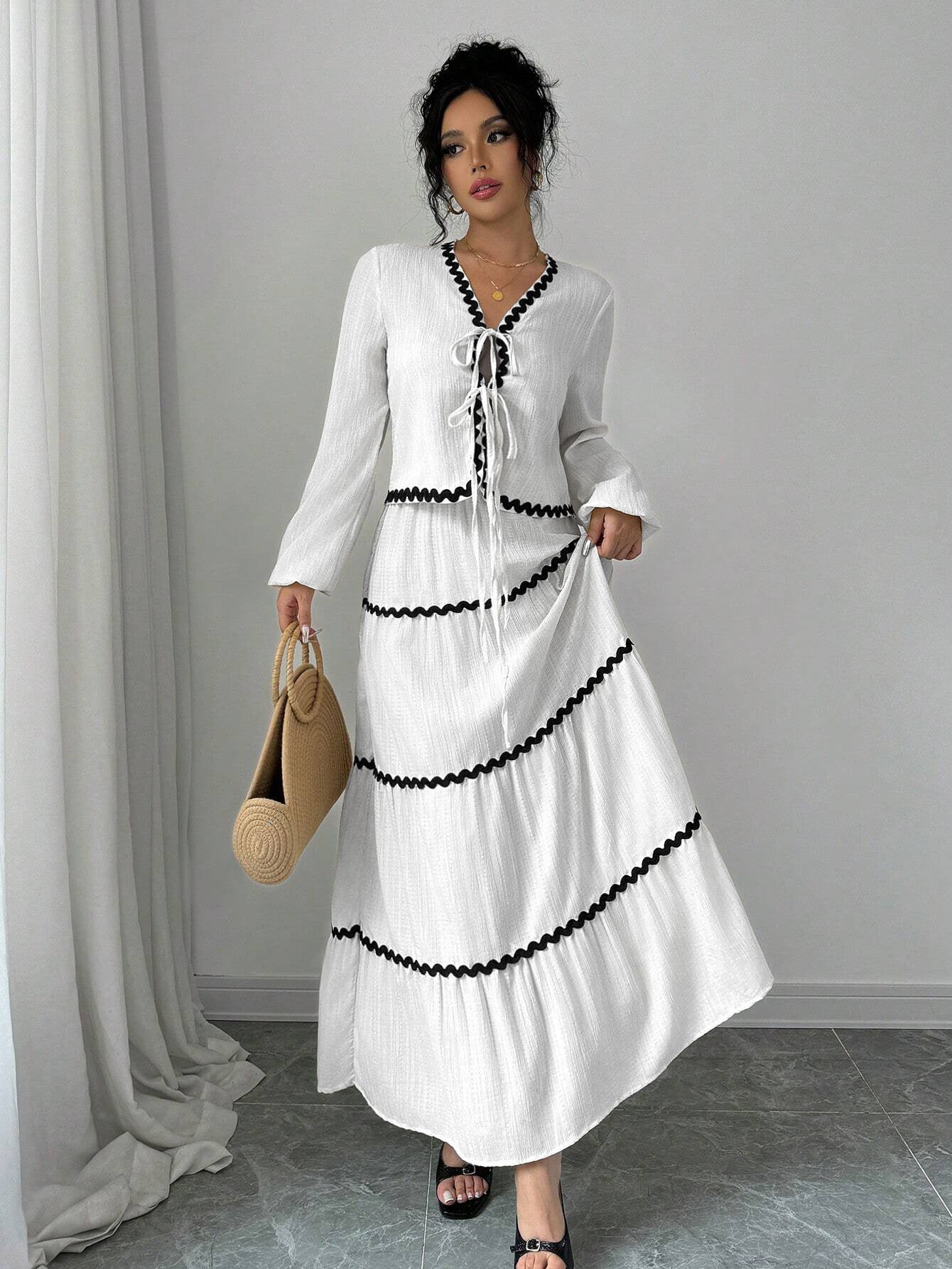 Loose-fitting dress with long sleeves