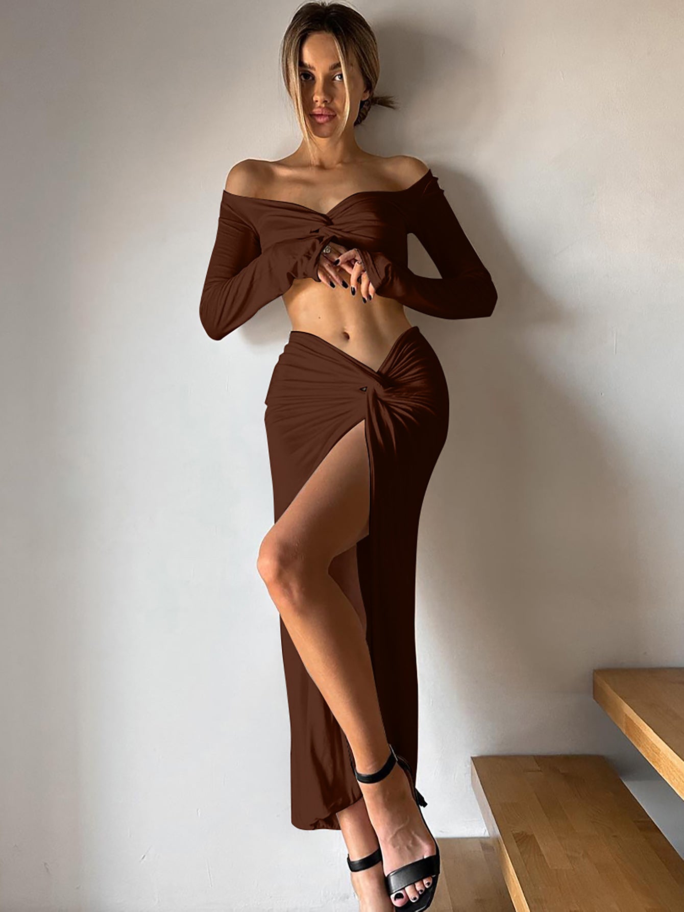 R Long-Sleeved V Neck Suit