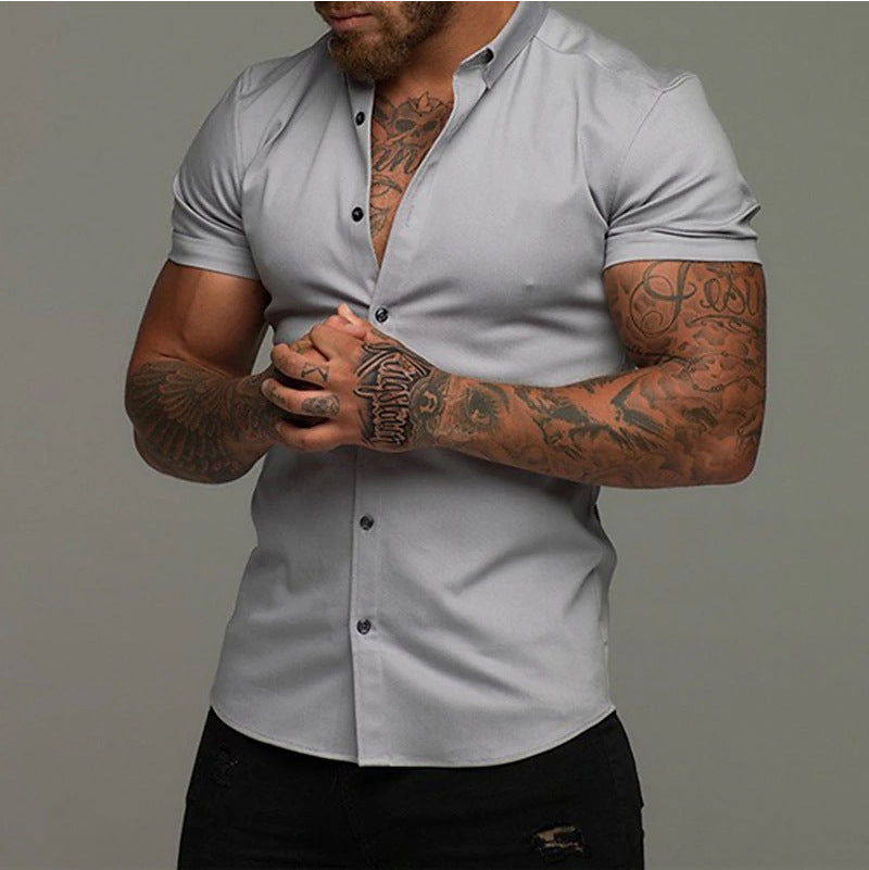 Muscular man in a solid-color lapel short-sleeved shirt slim fit