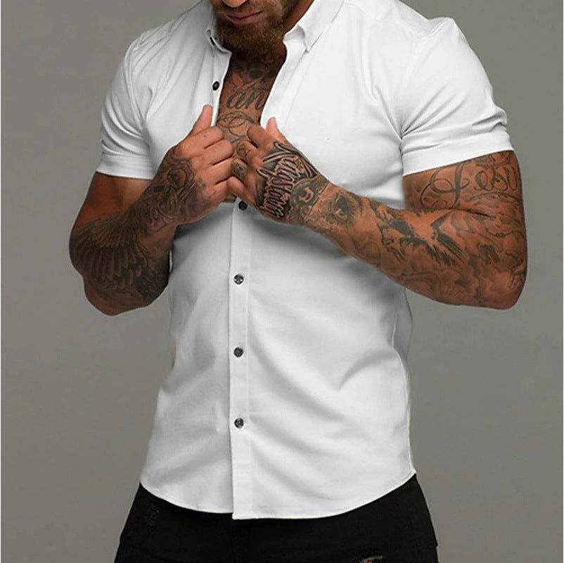 Muscular man in a solid-color lapel short-sleeved shirt slim fit