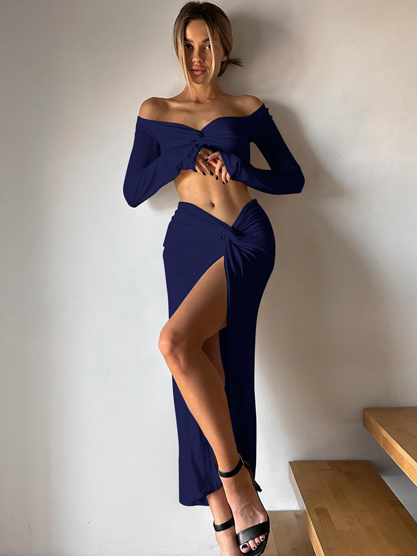 R Long-Sleeved V Neck Suit