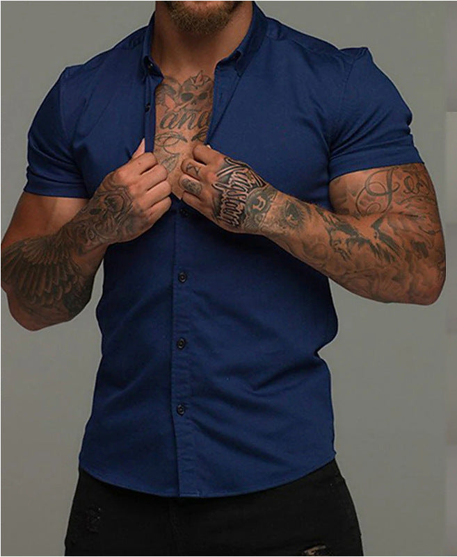 Muscular man in a solid-color lapel short-sleeved shirt slim fit