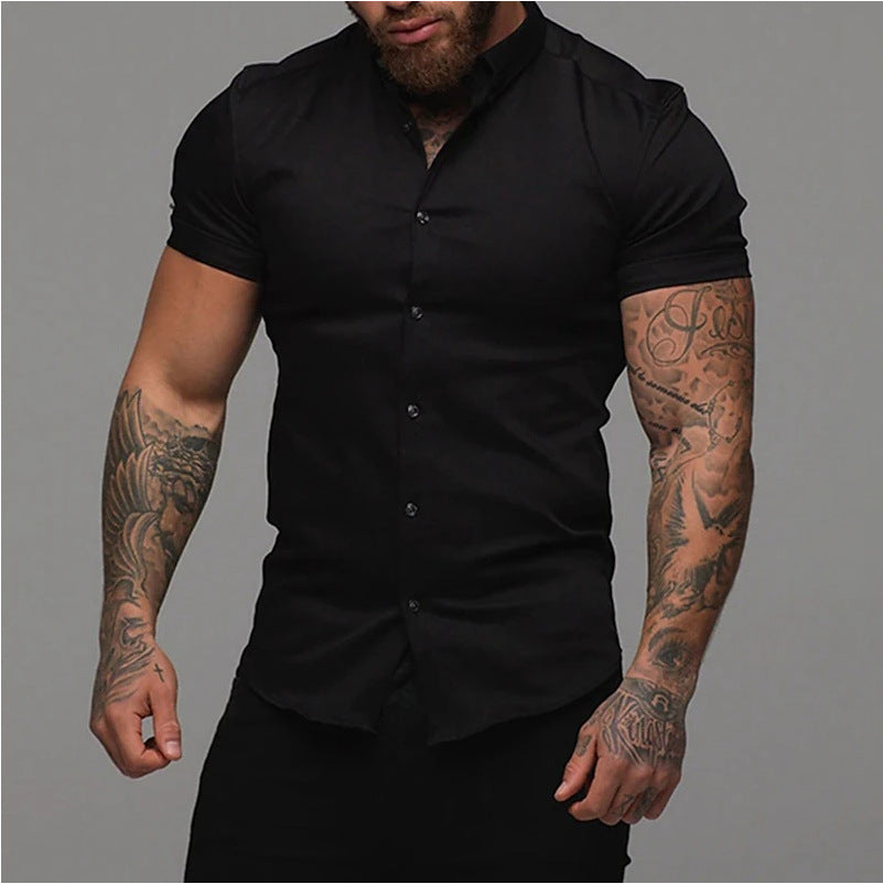 Muscular man in a solid-color lapel short-sleeved shirt slim fit